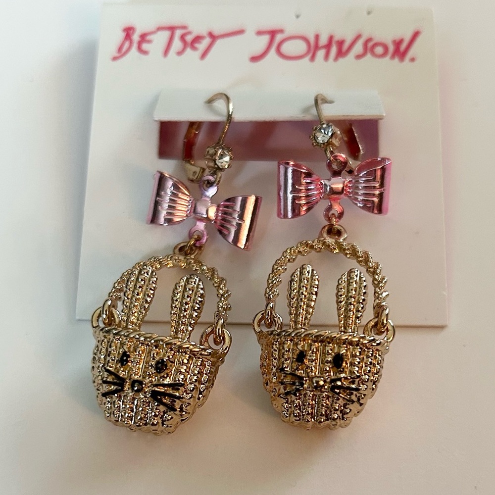 Betsey Johnson Easter Bunny Rabbit Basket Dangle Earrings Gold-tone Pink Bow NEW